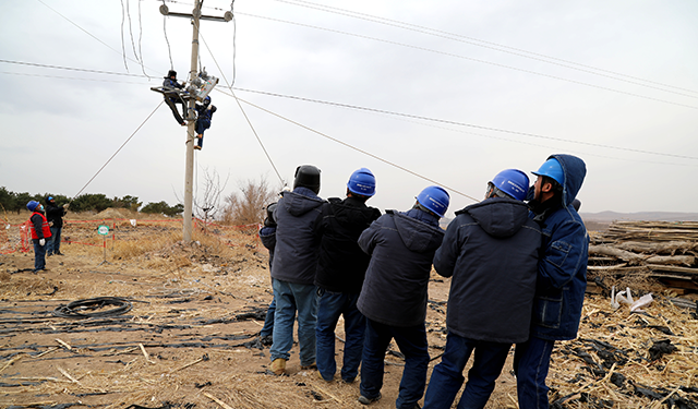 国宇出版推荐信息网讯：（通讯员 张振远）3月26日蒙东赤峰敖汉旗供电公司新惠中心供电所刘振国、温海华等在10千伏镇西线28号杆安装真空开关，助力电网春季检修，确保迎峰度夏期间电网稳定运行。