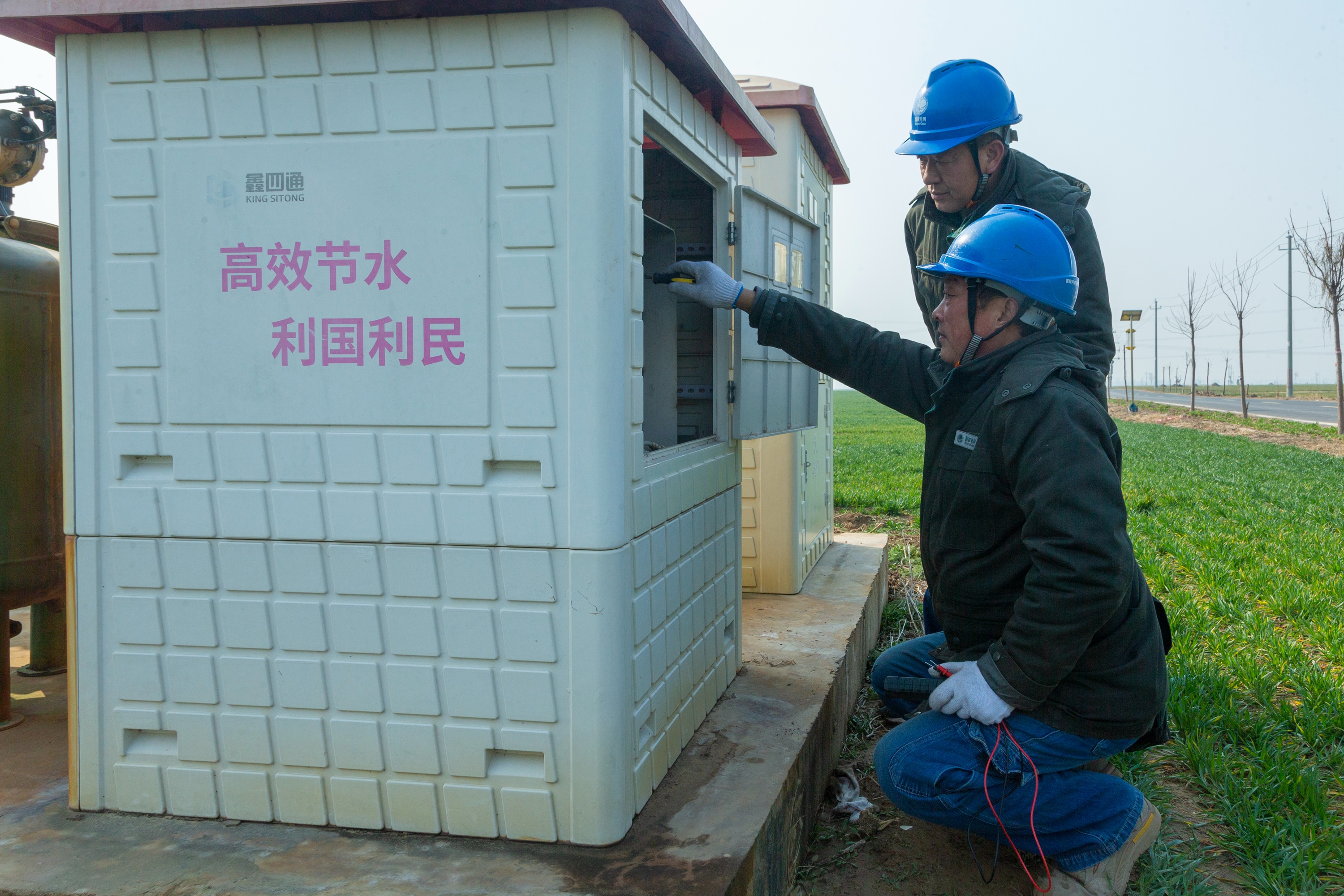 阳春三月，“豫北粮仓”河南滑县青翠色的麦田一望无际，正到了春灌的关键时期。春耕生产，电力先行。国网滑县供电公司提前谋划，组织22支电力服务小分队,深入田间地头,针对春耕、春播、春种农时服务,制订便民措施,及时帮助农户解决用电问题；同时，该公司从强化供电保障、加强设备运维和延伸客户服务等方面发力，强化执纪力度，不断加大监督执纪问责力度，持续优化供电服务水平，多措并举做好电力服务保障，为保障春耕春灌生产蓄足“满格电”。