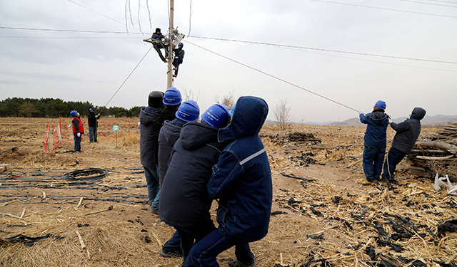 国宇出版推荐信息网讯：（通讯员 张振远）3月26日蒙东赤峰敖汉旗供电公司新惠中心供电所刘振国、温海华等在10千伏镇西线28号杆安装真空开关，助力电网春季检修，确保迎峰度夏期间电网稳定运行。