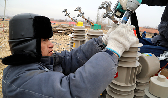 国宇出版推荐信息网讯：（通讯员 张振远）3月26日蒙东赤峰敖汉旗供电公司新惠中心供电所刘振国、温海华等在10千伏镇西线28号杆安装真空开关，助力电网春季检修，确保迎峰度夏期间电网稳定运行。