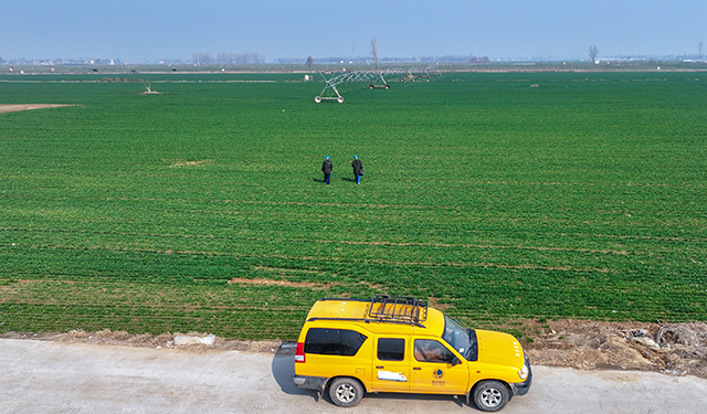 国宇出版推荐信息网讯：（通讯员 王亚方 杨子超）2025年3月7日8时，在河南安阳滑县老店镇曹固营村的麦田里，国网滑县供电公司两名员工正在巡查电力线路和设备，为群众春耕春灌农业生产用电保驾护航。