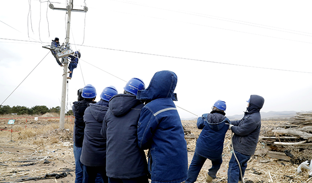 国宇出版推荐信息网讯：（通讯员 张振远）3月26日蒙东赤峰敖汉旗供电公司新惠中心供电所刘振国、温海华等在10千伏镇西线28号杆安装真空开关，助力电网春季检修，确保迎峰度夏期间电网稳定运行。