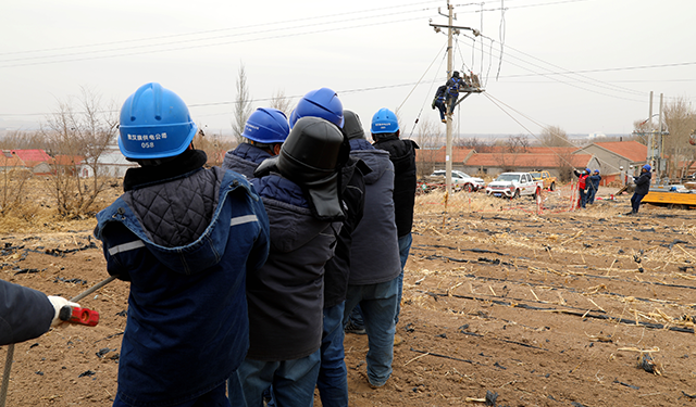 国宇出版推荐信息网讯：（通讯员 张振远）3月26日蒙东赤峰敖汉旗供电公司新惠中心供电所刘振国、温海华等在10千伏镇西线28号杆安装真空开关，助力电网春季检修，确保迎峰度夏期间电网稳定运行。