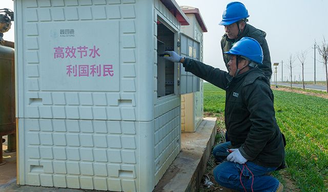 阳春三月，“豫北粮仓”河南滑县青翠色的麦田一望无际，正到了春灌的关键时期。春耕生产，电力先行。国网滑县供电公司提前谋划，组织22支电力服务小分队,深入田间地头,针对春耕、春播、春种农时服务,制订便民措施,及时帮助农户解决用电问题；同时，该公司从强化供电保障、加强设备运维和延伸客户服务等方面发力，强化执纪力度，不断加大监督执纪问责力度，持续优化供电服务水平，多措并举做好电力服务保障，为保障春耕春灌生产蓄足“满格电”。